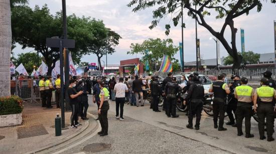 Exteriores del canal estatal resguardados por la Policía, antes del debate presidencial del CNE, el 17 de enero de 2021. 