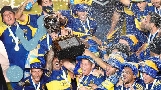 Los jugadores de Boca celebran con el trofeo al ganar la final de la Copa Diego Maradona de la primera división del fútbol argentino frente a Banfield.