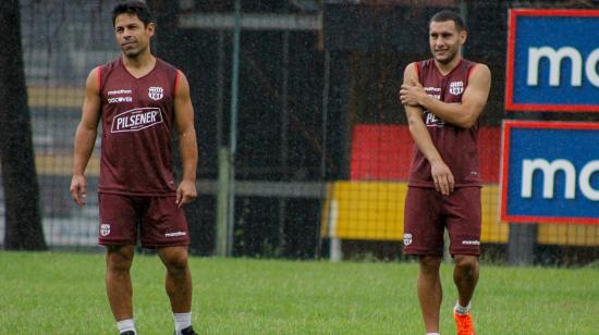 Los futbolistas de Barcelona, Matías Oyola y Emmanuel Martínez, en un entrenamiento del equipo, el lunes 18 de enero de 2021, en Guayaquil.