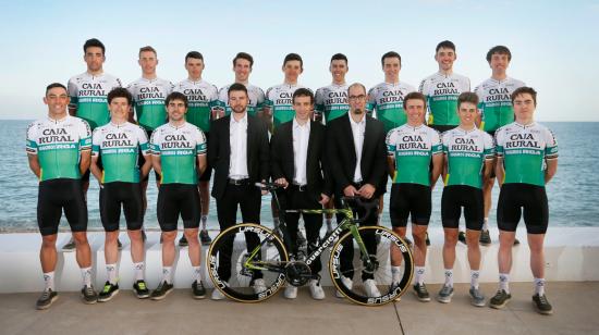 Foto oficial del Team Caja Rural-RGA para la temporada 2021. Los cinco ciclistas latinos no estuvieron presentes, este lunes 18 de enero de 2021.