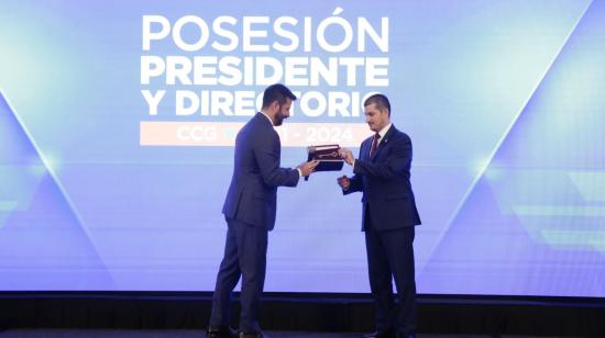 Miguel Ángel González (d) recibió la llave del comercio por parte del titular saliente Pablo Arosemena, la noche del 18 de enero de 2021.