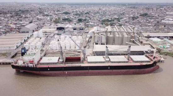 Imagen de archivo. Vista aérea de la empresa Ecuagran, en Guayaquil. 