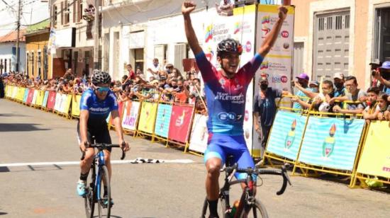 El ciclista Ronniel Campos celebra su victoria en la Etapa 2 de la Vuelta al Táchira, el lunes 18 de enero de 2021.