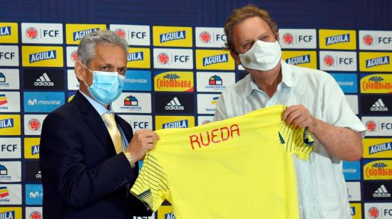 Reinaldo Rueda (i), posando con el presidente de la Federación Colombiana de Fútbol, Ramón Jesurún, durante una rueda de prensa en Barranquilla, este martes 19 de enero de 2021.