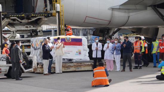 La vicepresidenta María Alejandra Muñoz, durante la llegada de las primeras vacunas de Pfizer al aeropuerto Mariscal Sucre de Quito, el 20 de enero de 2021.