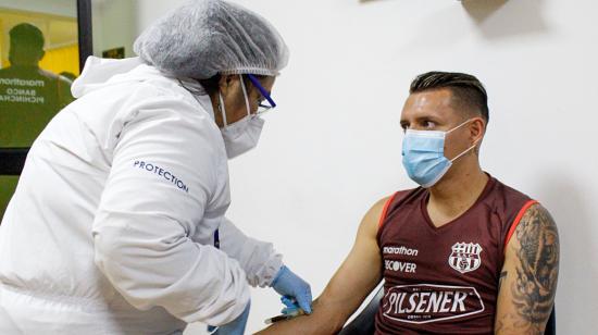 Personal médico realiza chequeos al jugador de Barcelona, Carlos Garcés, el 18 de enero de 2021, en Guayaquil.