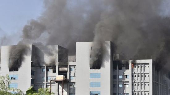 Fachada del edificio del Instituto Serum de la India (SII), durante el incendio del 21 de enero de 2021.