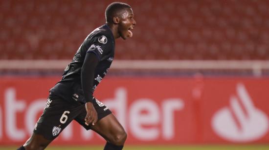 Moisés Caicedo celebra un gol con la camiseta del Independiente del Valle, durante el partido del Grupo A de la Copa Libertadores, ante el Flamengo de Brasil, en el Estadio de Liga de Quito, el 17 de septiembre de 2020.