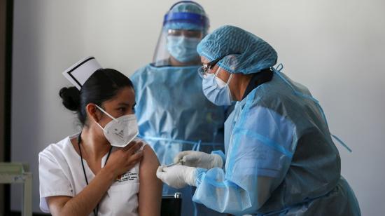 La enfermera Vanessa Zamora recibe la vacuna contra el Covid-19 en el Hospital Pablo Arturo Suárez de Quito, 21 de enero de 2021.