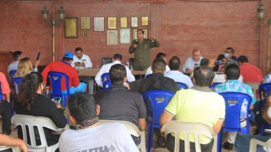 El candidato de Sociedad Patriótica, Lucio Gutiérrez, da un discurso de campaña a un grupo de militares jubilados en Manta, el 21 de enero de 2021.