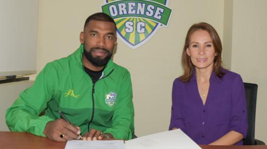 El defensa central, Gabriel Achilier, junto a Martha Romero, presidenta del Orense, firma su contrato con el equipo de Machala para la temporada 2021.