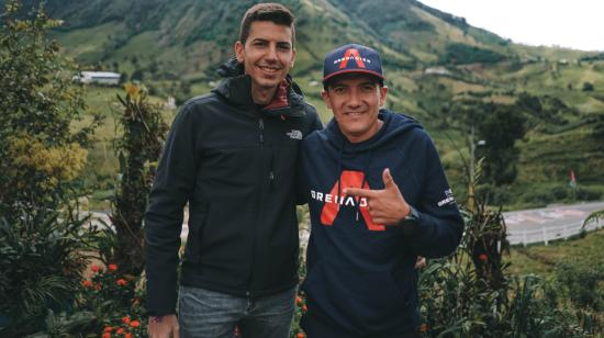 Richard Carapaz junto a su responsable de comunicación Albert Serratacó, en Tulcán.