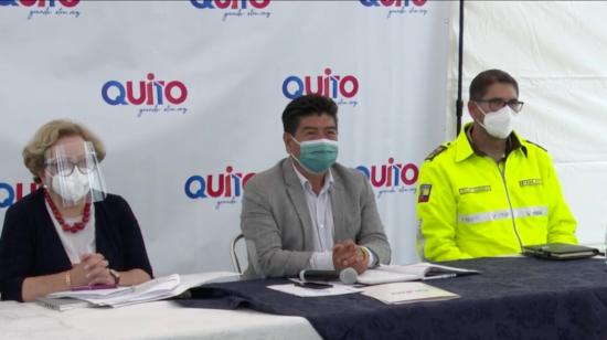 El alcalde de Quito Jorge Yunda, durante una rueda de prensa, el 21 de enero de 2021, junto a la secretaria de Salus, Ximena Abarca.