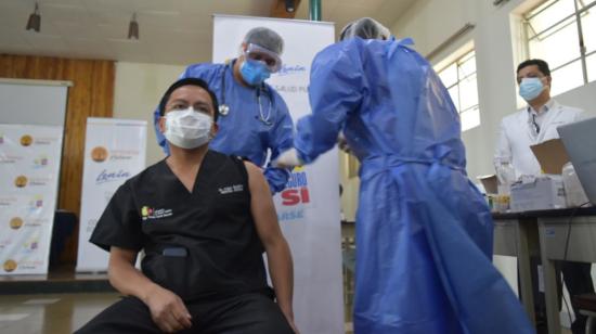 El médico Pablo Bolaños durante la vacunación contra el Covid-19.