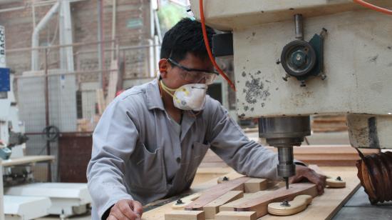 Imagen referencial de un trabajador en una fábrica de madera en Ecuador, en 2019. 