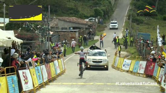 Anderson Paredes, al momento de cruzar la línea de meta en primer lugar de la Etapa 6 de la Vuelta al Táchira, este viernes 22 de enero de 2021.