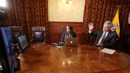 El presidente Lenín Moreno y la secretaria de Comunicación de la Presidencia, Caridad Vela, durante la firma de un convenio entre Ecuador y el DFC de Estados Unidos, el 14 de enero de 2021.