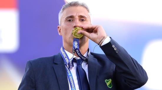 El director técnico de Defensa y Justicia, Hernán Crespo, besa la medalla de campeón de la Copa Sudamericana, el sábado 23 de enero de 2021.