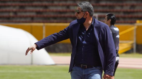 Santiago Escobar dirige un partido ante Técnico Universitario, en Quito, el 20 de septiembre de 2020.