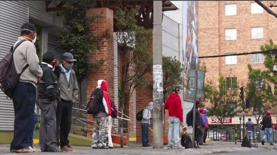 Obreros desempleados buscan trabajo en la calle al norte de Quito, el 19 de agosto de 2020.