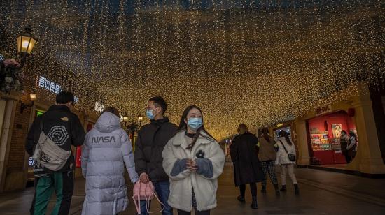 Personas caminan en un centro comercial de Wuhan en el aniversario de un año del confinamiento decretado por la pandemia de Covid. 23 de enero de 2021