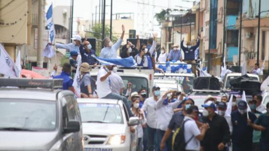 Caravana del candidato presidencial, Guillermo Lasso, por las calles de Santa Rosa, el 25 de enero de 2021.