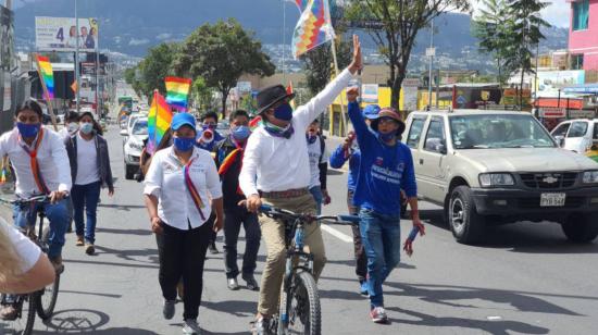 Foto de archivo del candidato Yaku Pérez durante un recorrido en bicicleta por la parroquia Tumbaco, en Quito, el 27 de enero de 2021.