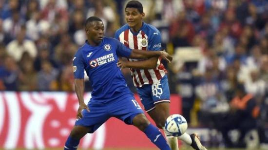 Bryan Angulo disputa el balón con un futbolista de Chivas, por el torneo mexicano, en diciembre de 2019.