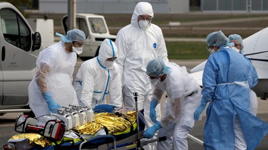 Un grupo de médicos trasladan una camilla con equipo de emergencia para enfrentar al Covid-19. Francia, el 4 de noviembre de 2020.