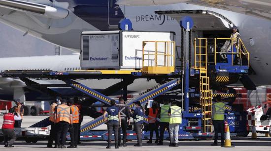 Trabajadores descargan casi dos millones de vacunas chinas Sinovac en el aeropuerto de Santiago (Chile). 28 de enero de 2021.