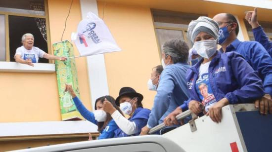 Guillermo Lasso, presidenciable del movimiento Creo, en un recorrido por Latacunga. 28 de enero de 2021.