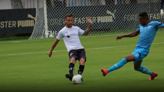 Ezequiel Piovi, jugador de Liga de Quito, en un partido amistoso ante Universidad Católica, el 28 de enero de 2021.