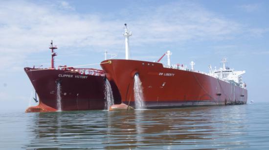 Imagen referencial de dos buques transportando hidrocarburos en las costas del océano Pacífico, en 2019.