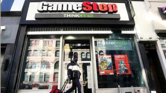 Una persona camina frente a una tienda de GameStop en Nueva York, el 29 de enero de 2021.