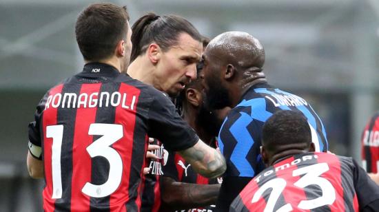 Zlatan Ibrahimovic del AC Milán y Romelu Lukaku del Inter de Milán reaccionan durante los cuartos de final de la Copa de Italia, en el estadio Giuseppe Meazza de Milán, el 26 de enero de 2021.