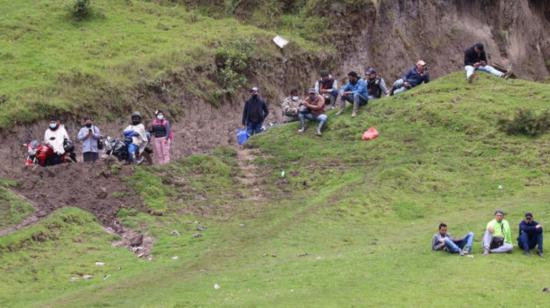Migrantes venezolanos descansan en una colina, junto a un cruce fronterizo entre Colombia y Ecuador, el 29 de enero de 2021.