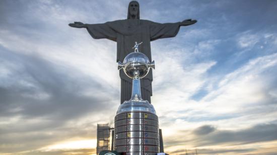 El trofeo de la Copa Libertadores y atrás el Cristo Redentor, en Río de Janeiro, el 27 de enero de 2021.