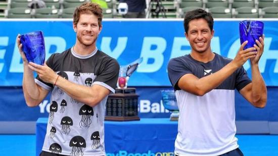 Ariel Behar (i) y Gonzalo Escobar (d) levantan el título de campeones el Delray Beach, el 13 de enero de 2021.