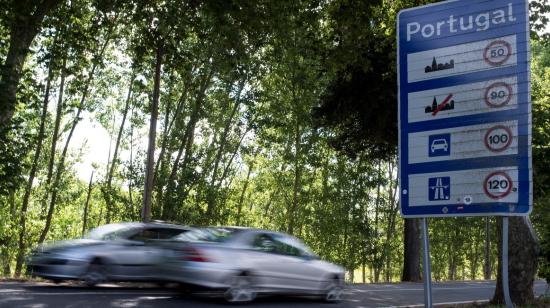 Dos vehículos cruzan la frontera entre España y Portugal en la localidad de Feces de Abaixo (Verín), en Ourense.