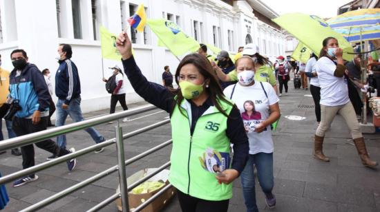 La candidata por Alianza País, Ximena Peña, recorriendo las calles de Cuenca el sábado 30 de enero de 2021.