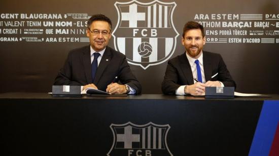 Josep Maria Bartomeu y Lionel Messi, en la firma de la renovación del contrato del jugador argentino en 2017.