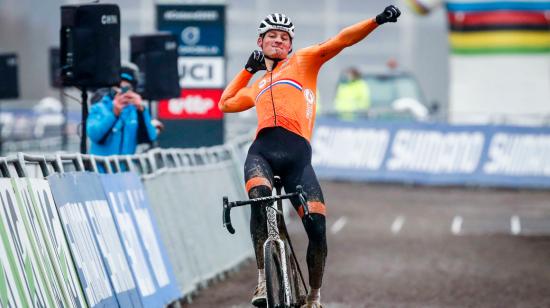 Mathieu van der Poel cruza la línea de meta en primer lugar del mundial de ciclocrós en Bélgica, el 31 de enero de 2021.