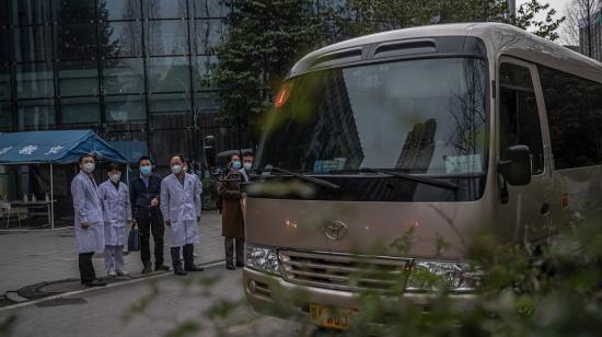 Un grupo de médicos chinos y el equipo de la OMS tras su visita al Hospital Provincial de Medicina China y Occidental de Hubei, en Wuhan. 29 de enero de 2021.