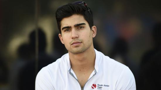 Juan Manuel Correa, previo a una carrera de Fórmula 2 con el equipo Sauber Junior en 2019.