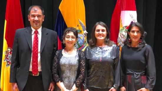 María Augusta Hermida (3i), junto a Juan Espinoza, Catalina León y Monserrath Jerves, tras su posesión en la Universidad de Cuenca el 1 de febrero de 2021.