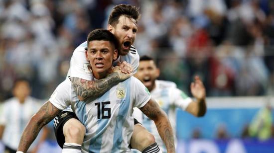 Marcos Rojo festeja junto a Lionel Messi su gol anotado ante Nigeria en la fase de grupos del mundial de Rusia 2018.