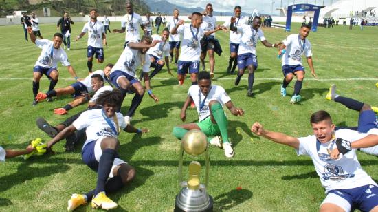 Los futbolistas de Guayaquil Sport festejan el título de Segunda Categoría, el 19 de diciembre de 2020, en Otavalo.