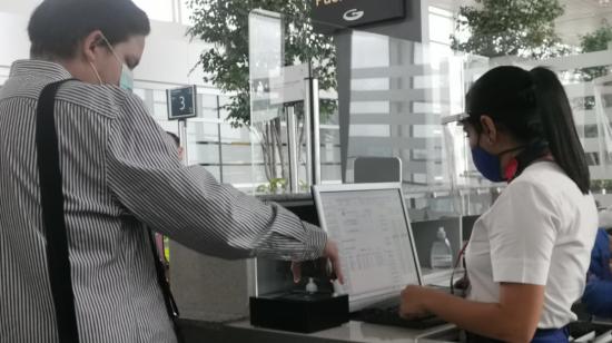 Un viajero en el Aeropuerto Internacional José Joaquín de Olmedo, en Guayaquil, el 15 de junio de 2020. 