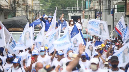 El candidato Guillermo Lasso durante un recorrido de campaña por las calles de Chone, el 2 de febrero de 2021.