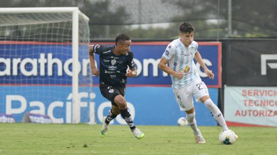 Gabriel Torres (i) disputa un balón en un partido con Independiente del Valle, el 13 de diciembre de 2020.